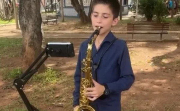 Gaell tocando saxofone